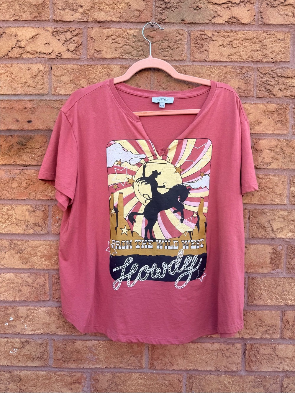 🌿4/$25 • Mystyle Dusty Rose 'Howdy' V‑Neck Graphic Tee